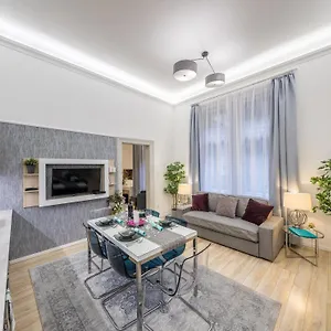 Market Apartment